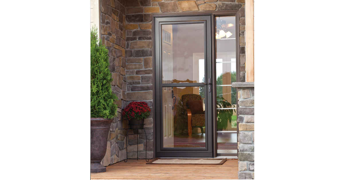 Closed storm door